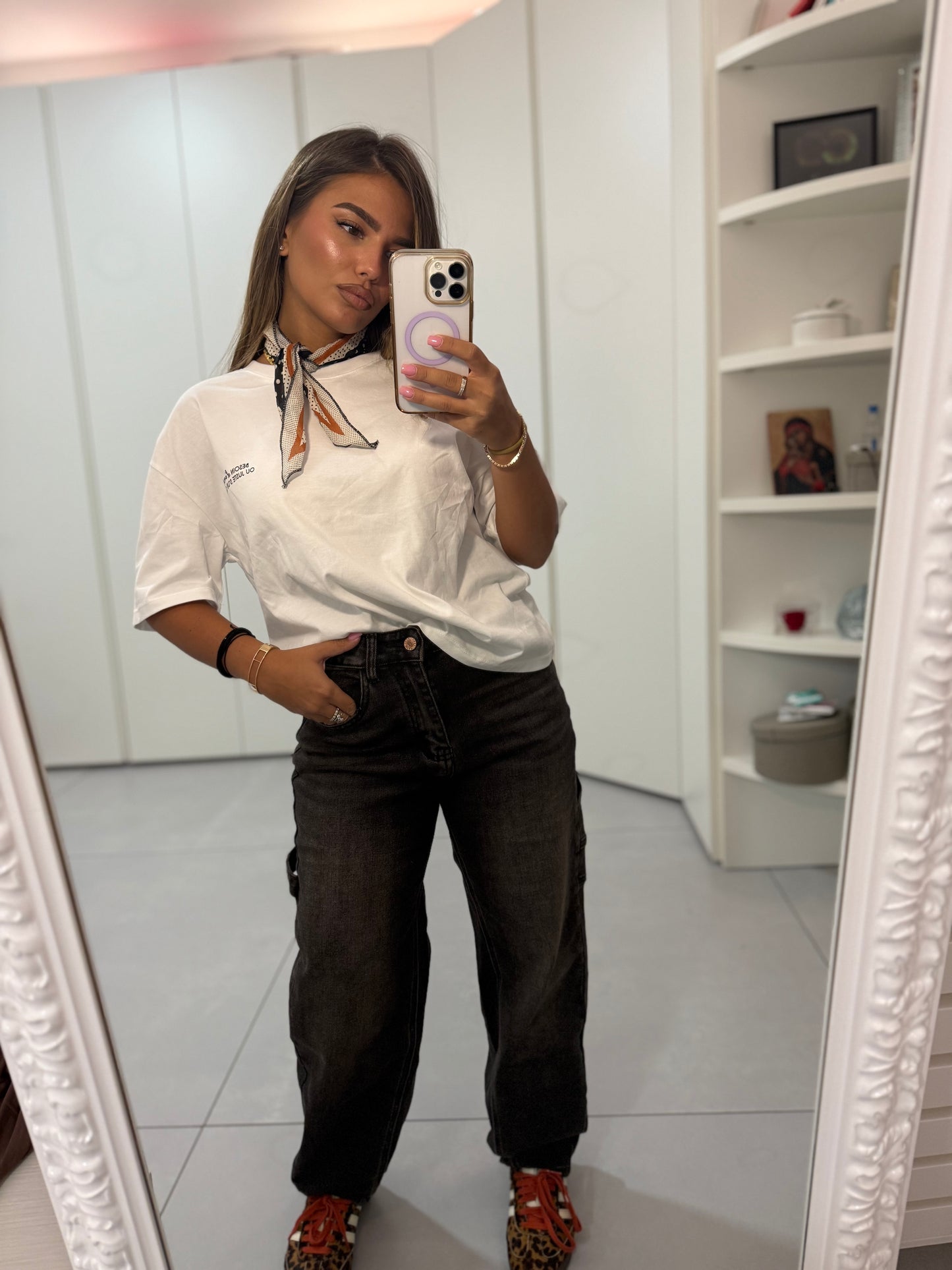 T-shirt lumina con foulard