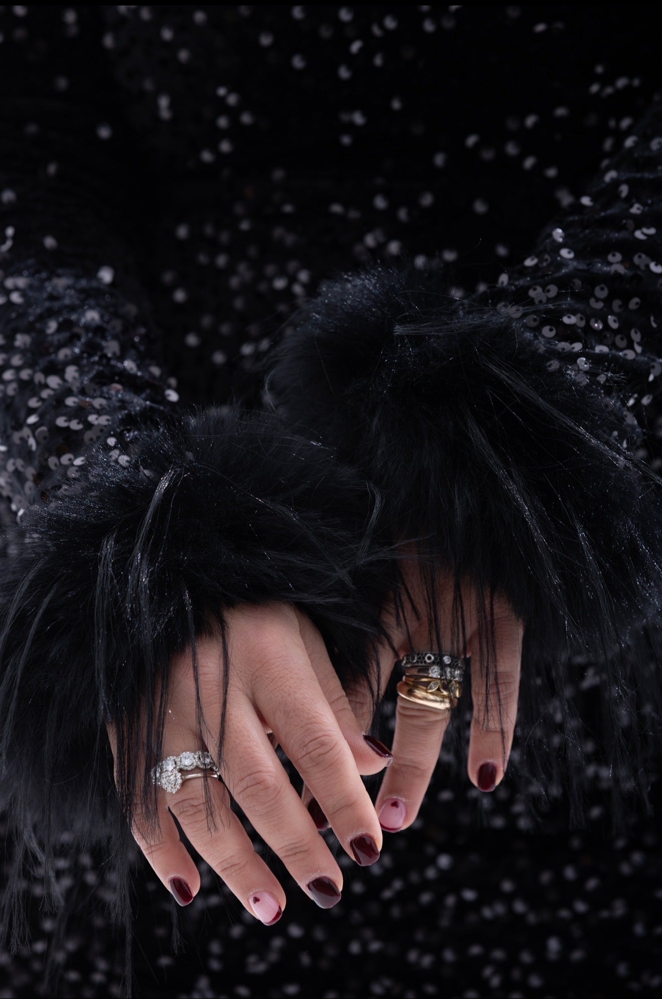 Dress Gala Nero con paillettes e maniche con piume 27383