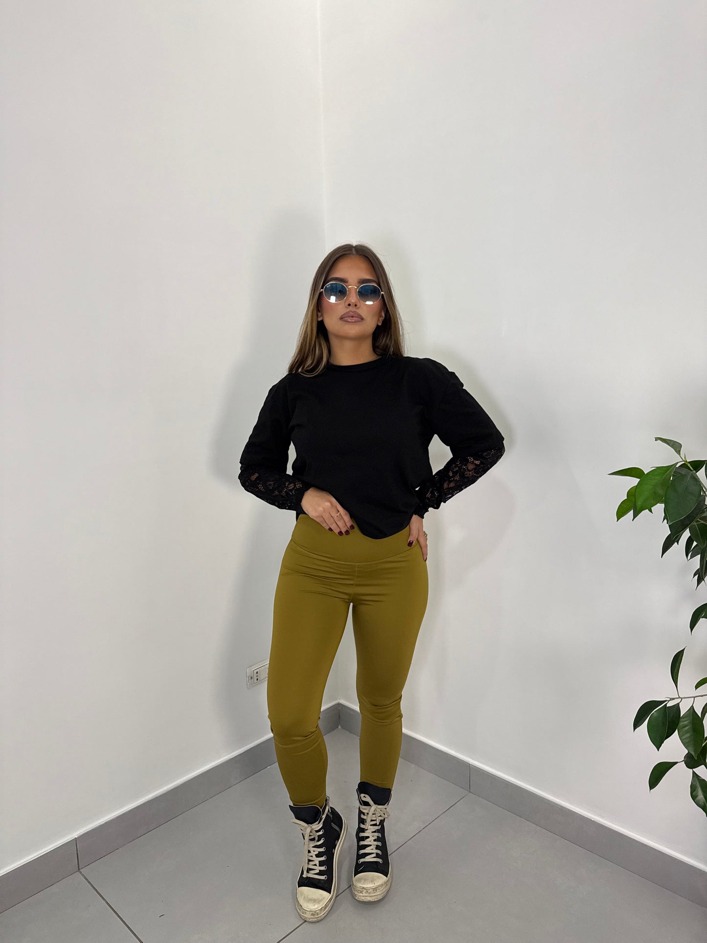 T-shirt Nuvia con Manica Merlettata Nero MM44