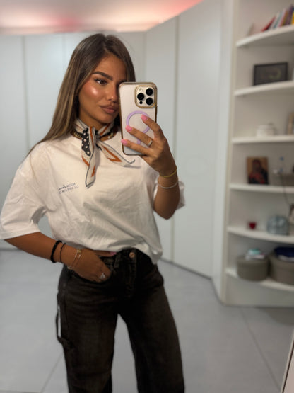 T-shirt lumina con foulard