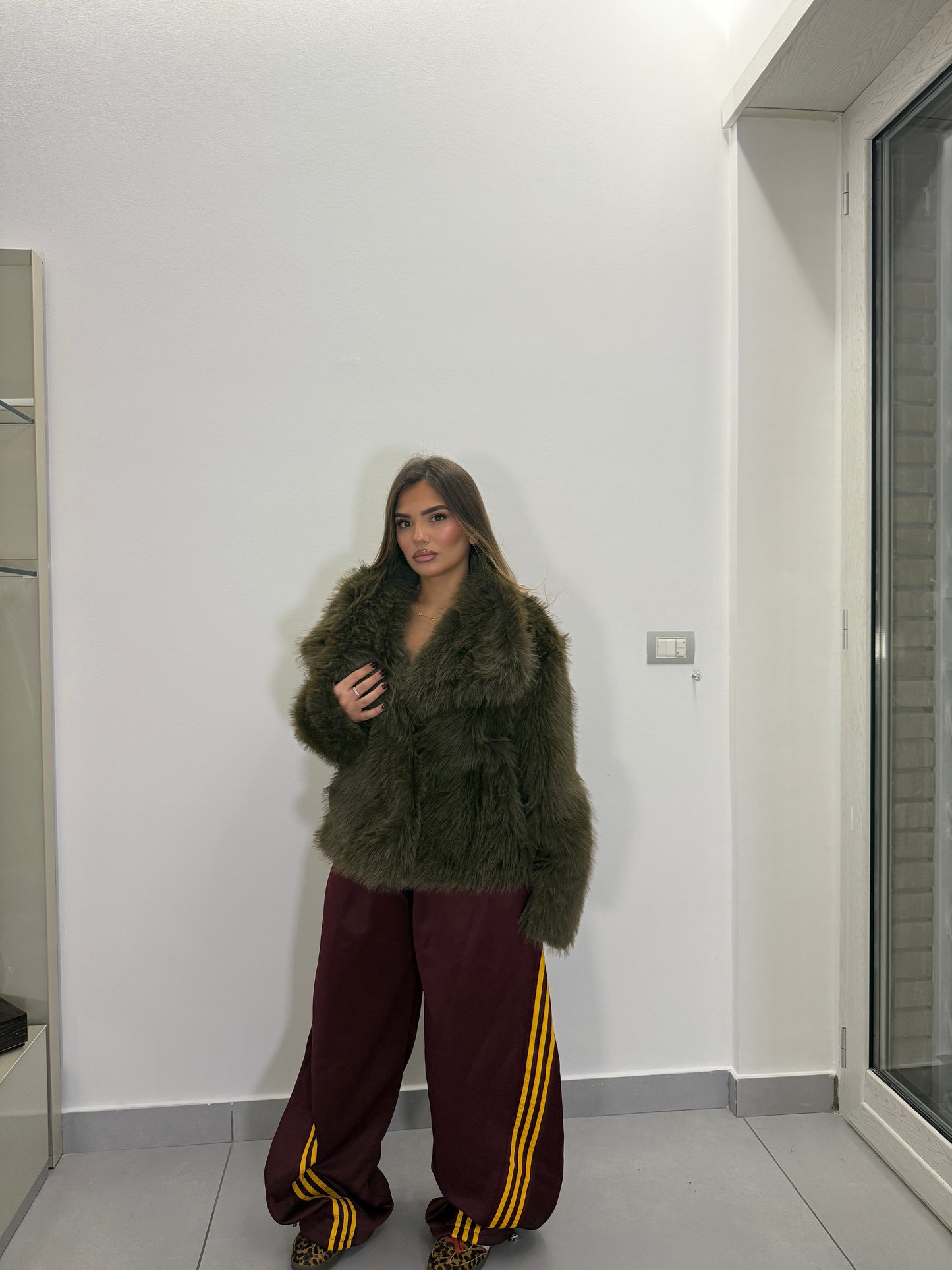 Pantalone in tuta ballons Adid bordeaux con strisce Gialle HX7626