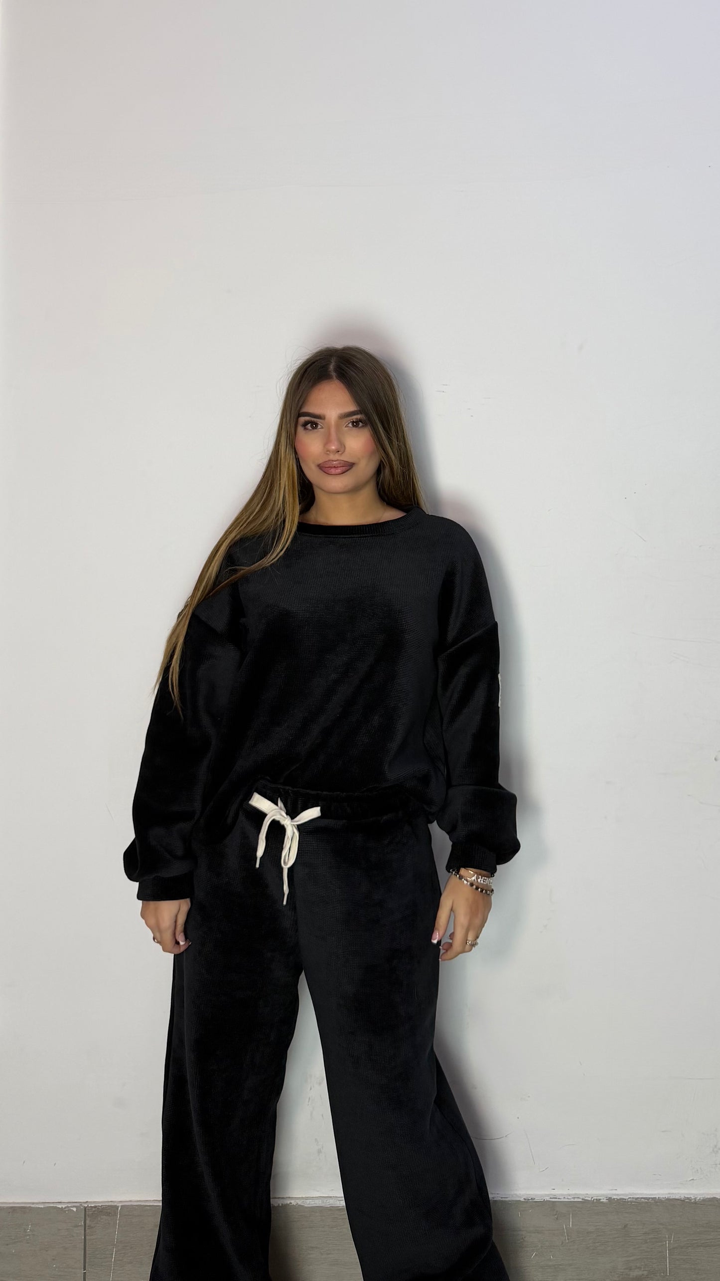 Coordinato in Tuta Vellux Nero con Pantalone a Zampa V44