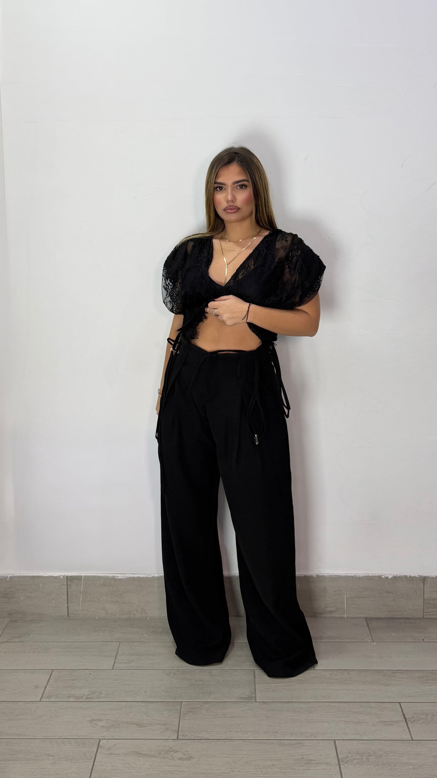 Pantalone Alema Nero con Cut-out con lacci 3370