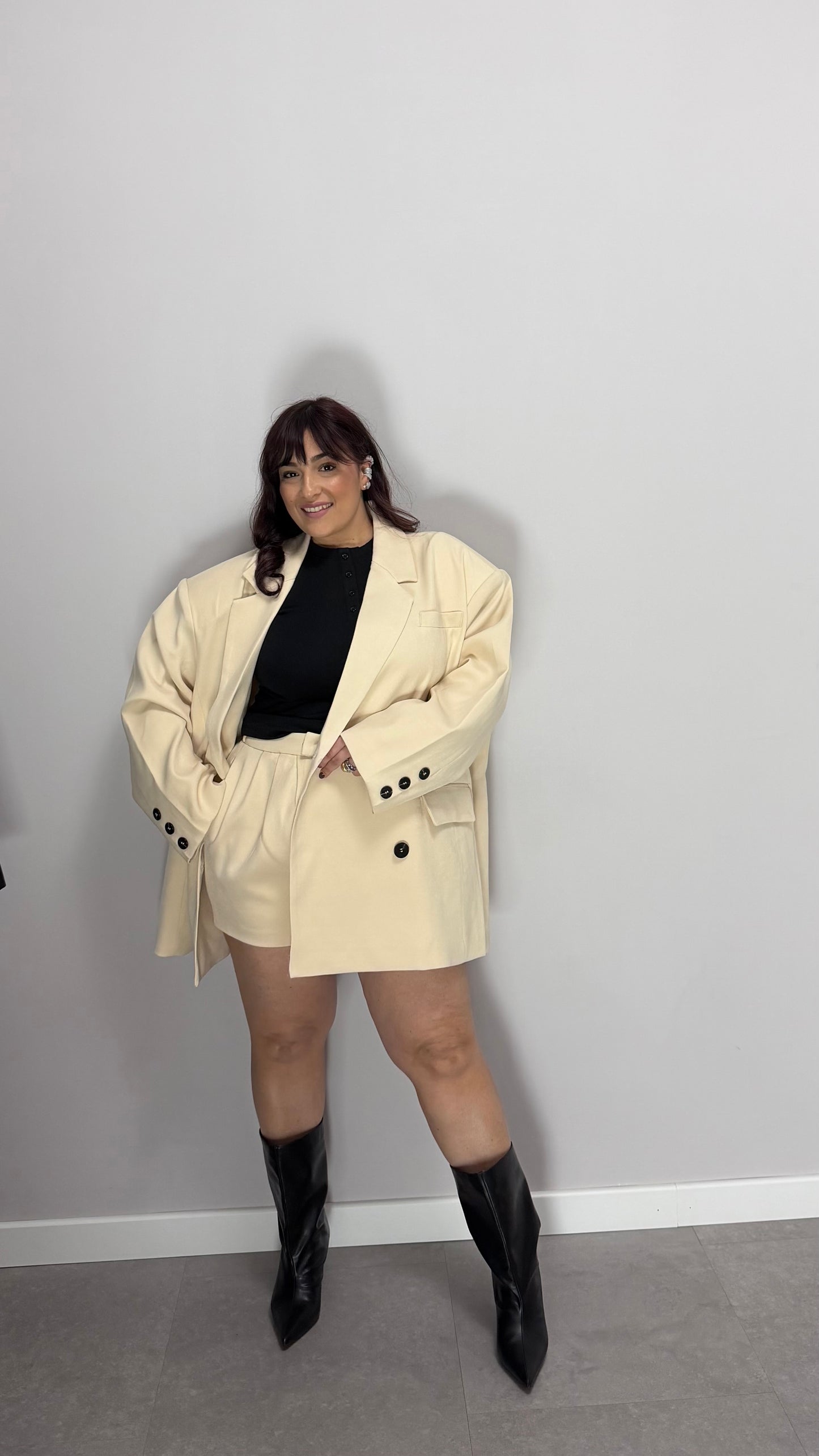 Tailleur Grace con pantaloncino Panna HAR017