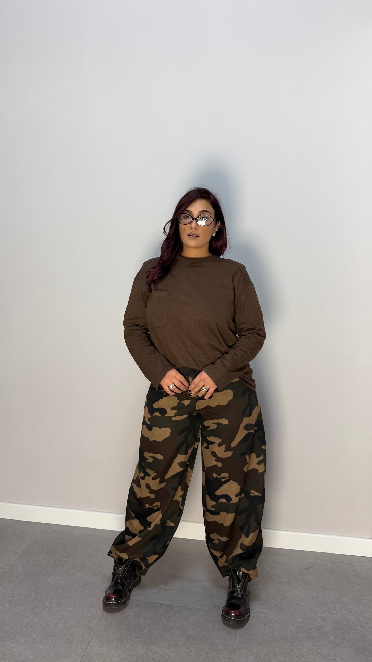 T-shirt Helena Marrone con taschino e spalline HP9273