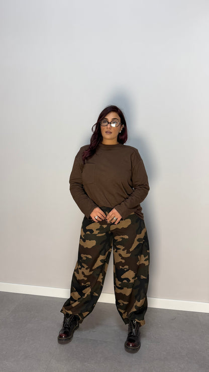 T-shirt Helena Marrone con taschino e spalline HP9273