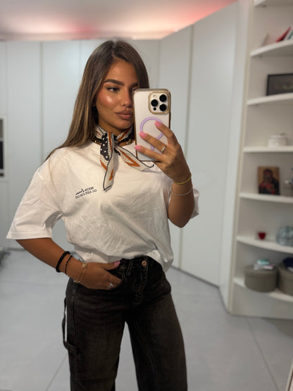 T-shirt lumina con foulard