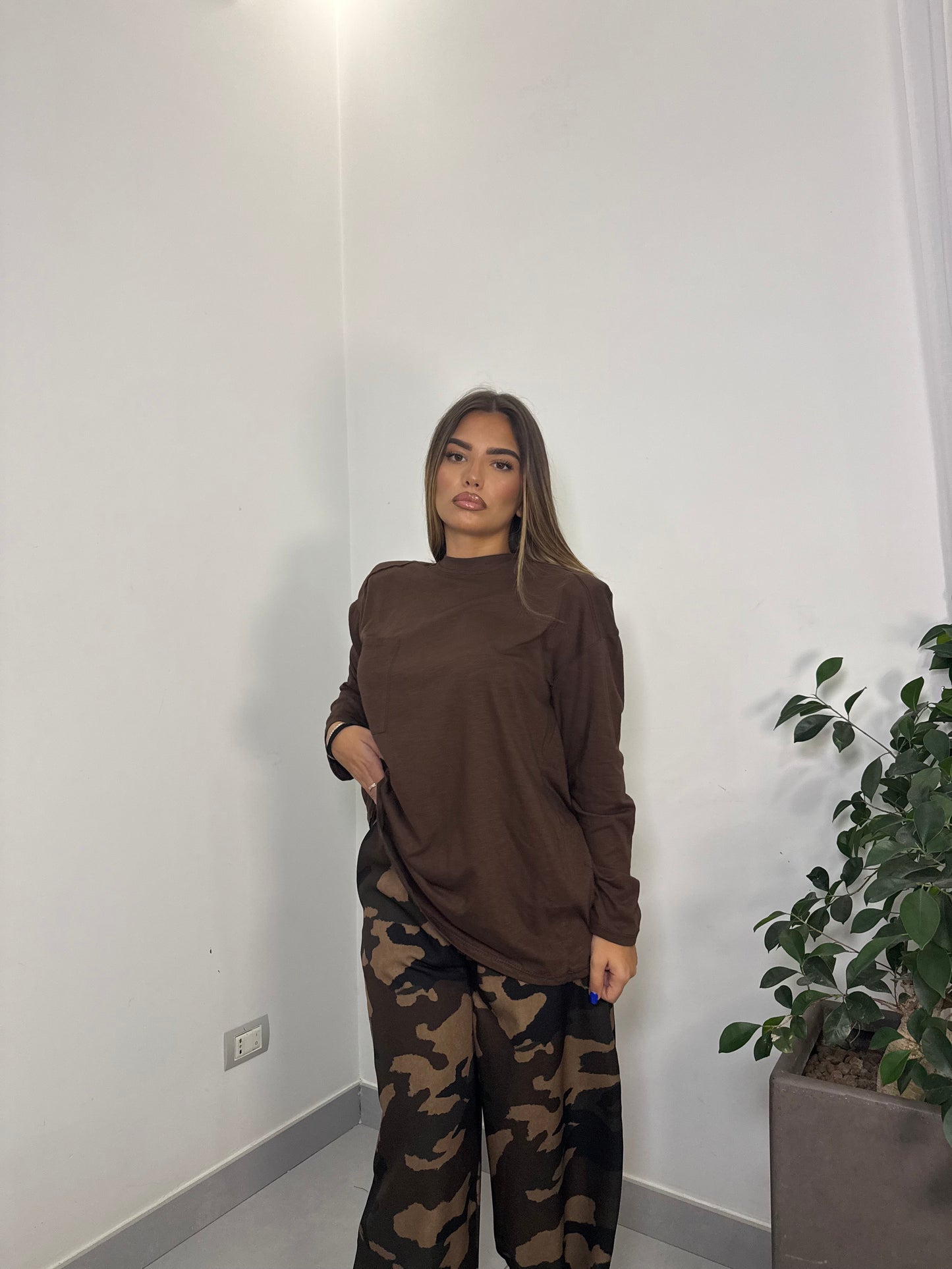 T-shirt Helena Marrone con taschino e spalline HP9273